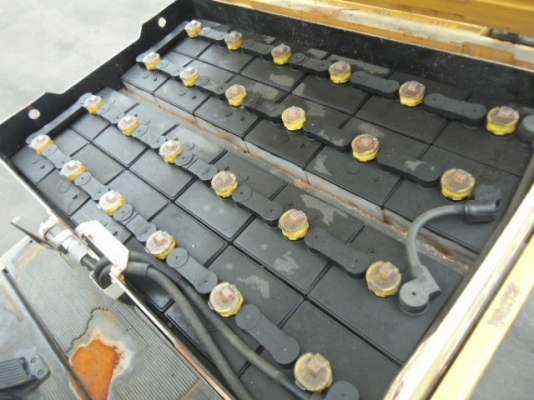 รถยกไฟฟ้านั่งขับ TCM น้ำหนักยก 1.5 ตัน เสาสูง 3 เมตร