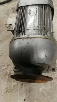 ตัวละ 1200 บ.ส่งถึงบ้านฟรี โทร 083-2000058 LINE ID: line832923 มอเตอร์เกียร์ยี่ห้อMitsubishi  ขนาด 200W อัตรทด 1:30 ทดแล้วหมุน 60 รอบ/นาที ใช้ไฟ 220V