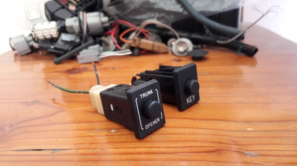 สวิทช์ TRUNK OPENER และ KEY ของรถ TOYOTA สวิทช์ TRUNK OPENER และ KEY ของรถ TOYOTA