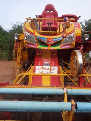 ขายรถเกี่ยวข้าว เกษตรพัฒนา เงินมีปี56 ช่วงล่างโซ่เปลี่ยนใหม่ เอกสารครบ เครื่อง6HE1โบว์245 ช่วงล่าง10เพลาใหญ่