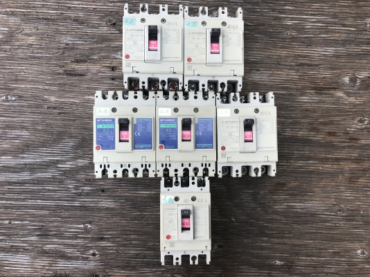 ขายเบรคเกอร์ไฟฟ้า 3เฟส Mitsubishi มีขนาด 80Amp. = 2ตัว / 63Amp. = 3ตัว / 50Amp. = 1ตัว สภาพสวยพร้อมใช้งาน เหมารวม 3,600 บาทพร้อมส่งครับ   ราคาแบ่ง 80Amp. ตัวละ 800 บาท , 63Amp. ตัวละ 630 บาท , 50Amp. ตัวละ 500 บาทครับ