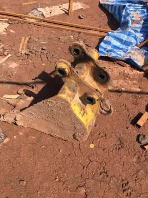 KOMATSU PC30MR-3 ชั่วโมง2,8xx / มีทะเบียน / PM4,000 / มีบุ้งกี๋2ใบ สนใจติดต่อผึ้ง 095-0563605