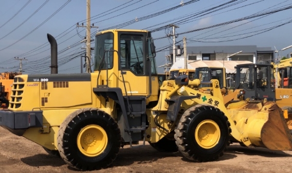 ขายรถตักล้อยาง KOMATSU WA300-3E นำเข้าเองจากญี่ปุ่น สภาพสวยพร้อมใช้งาน มีVDOการทำงานครับ ขายรถตักล้อยาง KOMATSU WA300-3E นำเข้าเองจากญี่ปุ่น สภาพสวยพร้อมใช้งาน มีVDOการทำงานครับ