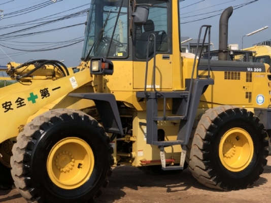 ขายรถตักล้อยาง KOMATSU WA300-3E นำเข้าเองจากญี่ปุ่น สภาพสวยพร้อมใช้งาน มีVDOการทำงานครับ ขายรถตักล้อยาง KOMATSU WA300-3E นำเข้าเองจากญี่ปุ่น สภาพสวยพร้อมใช้งาน มีVDOการทำงานครับ