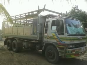 HINO FM 3H 195 HP HO7D ปี 37 สิบล้อดั๊มพ์ 2 เพลา กระบะดั๊มพ์คอกไม้ 12 ตันพร้อมบาร์อ้อยสภาพสวย เครื่องแน่นแรงดี หัวเก๋งสีบางเดิมภายในเก๋งคอนโซลสวยครบ แอร์เย็น พวงมาลัยเพาเวอร์ เบรคทริ๊ปฟี้ครบครัน ช่วงล่างคัชซีสวยยางสภาพดี 70\% พร้อมบรรทุกพร้อมใช้งาน เอกสารท