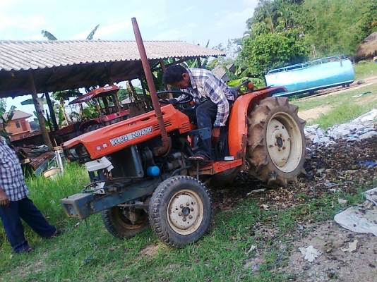 ขายด่วน..รถไถ KUBOTA ZB1600 ขับเคลื่อน 4 ล้อ แถมฟรีอุปกรณ์ตัดหญ้า รถสวย พร้อมใช้งาน.