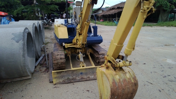 pc30-5 พร้อมใช้ สภาพดี (ขาย...อยากได้รถตักล้อยาง) รถยังสวย