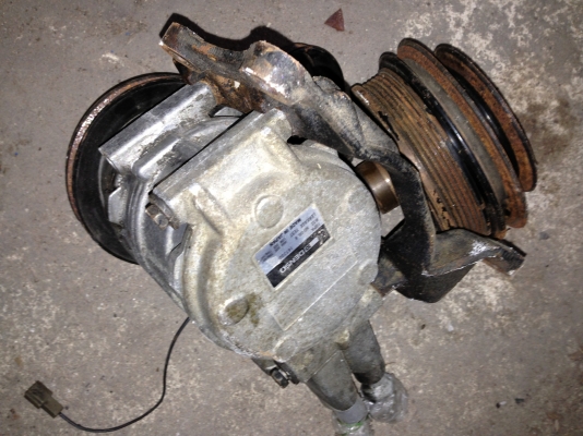 ขายคอมแอร์พร้อมขายึดและมูเล่3 ร่องของโตโยต้า 2y 3yของถอด