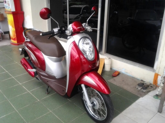 ขาย Scoopy-i ลายคลาสสิค วิ่งน้อย สวยๆ ตจวส่งได้ครับ