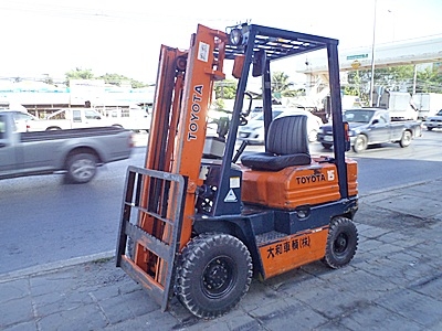 ขายรถยกโตโยต้า 1.5 ตัน   รุ่น5 เครื่องเบนซิน  เสาสูง 3 เมตร  ยางตันใหม่ 4 ล้อ  สีเดิมจากนอก  พวงมาลัยเพาเว่อร์ นำเข้าจากญี่ปุ่น ใช้งานได้ทันที