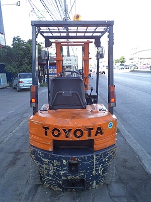 ขายรถยกโตโยต้า 1.5 ตัน   รุ่น5 เครื่องเบนซิน  เสาสูง 3 เมตร  ยางตันใหม่ 4 ล้อ  สีเดิมจากนอก  พวงมาลัยเพาเว่อร์ นำเข้าจากญี่ปุ่น ใช้งานได้ทันที