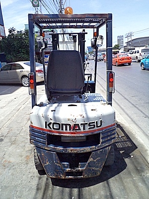 ขายรถยกโคมัสสึ 1.5 ตัน รุ่น15 เครื่องเบนซิน งาเทด้ำ  กระบอกคู่  เสาสูง 3 เมตร  ล้อหน้าคุ่ ยางตัน  พวงมาลัยเพาเว่อร์  สีเดิมจากนอก นำเข้าจากญี่ปุ่น ใช้งานได้ทันที