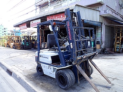 ขายรถยกโคมัสสึ 1.5 ตัน รุ่น15 เครื่องเบนซิน งาเทด้ำ  กระบอกคู่  เสาสูง 3 เมตร  ล้อหน้าคุ่ ยางตัน  พวงมาลัยเพาเว่อร์  สีเดิมจากนอก นำเข้าจากญี่ปุ่น ใช้งานได้ทันที