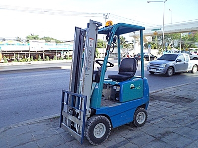 ขายรถยกโตโยต้า 900 กิโล  รุ่นใหม่ เครื่องเบนซิน  กระบอกคู่ เสาสูง 3 เมตร  ยางตันใหม่ 4 ล้อ  พวงมาลัยเพาเว่อร์  สีเดิมจากนอก นำเข้าจากญี่ปุ่น ใช้งานได้ทันที