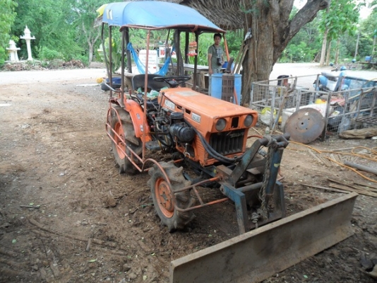 ขายแล้ว รถไถเล็ก รุ่น B7001E ของKUBOTA  คุณชาตรี  ดอนเจย์ดี รับไปตัดหญ้าในสวนครับ