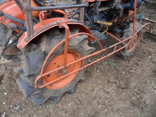 ขายแล้ว รถไถเล็ก รุ่น B7001E ของKUBOTA  คุณชาตรี  ดอนเจย์ดี รับไปตัดหญ้าในสวนครับ