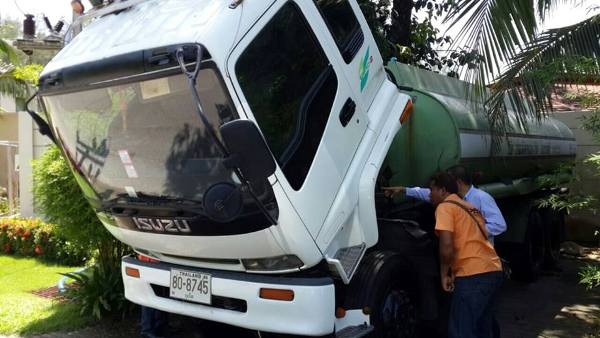 รถบรรทุก 10 ล้อบรรทุกน้ำ ยี่ห้อ ISUZU 195 แรงม้า