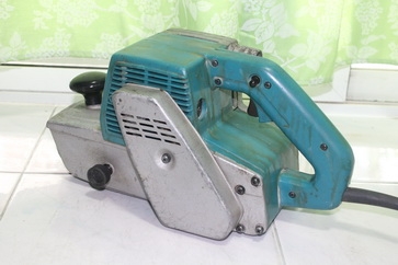 เครื่องขัดกระดาษทรายแบบสายพาน(รถถัง) makita รุ่น 9401พร้อมใช้งานครับ เครื่องขัดกระดาษทรายแบบสายพาน(รถถัง) makita รุ่น 9401พร้อมใช้งานครับ