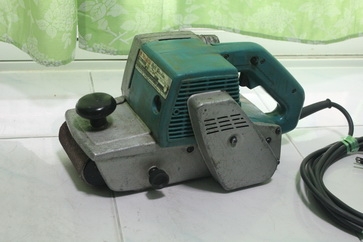 เครื่องขัดกระดาษทรายแบบสายพาน(รถถัง) makita รุ่น 9401พร้อมใช้งานครับ