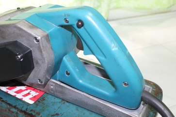 กบไฟฟ้ายี่ห้อ makita รุ่น 1600 ขนาด3นิ้ว มาพร้อมกล่องเก็บเครื่องมือเรียบร้อย กบไฟฟ้ายี่ห้อ makita รุ่น 1600 ขนาด3นิ้ว มาพร้อมกล่องเก็บเครื่องมือเรียบร้อย