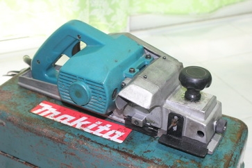 กบไฟฟ้ายี่ห้อ makita รุ่น 1600 ขนาด3นิ้ว มาพร้อมกล่องเก็บเครื่องมือเรียบร้อย กบไฟฟ้ายี่ห้อ makita รุ่น 1600 ขนาด3นิ้ว มาพร้อมกล่องเก็บเครื่องมือเรียบร้อย