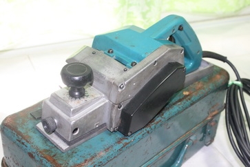 กบไฟฟ้ายี่ห้อ makita รุ่น 1600 ขนาด3นิ้ว มาพร้อมกล่องเก็บเครื่องมือเรียบร้อย กบไฟฟ้ายี่ห้อ makita รุ่น 1600 ขนาด3นิ้ว มาพร้อมกล่องเก็บเครื่องมือเรียบร้อย