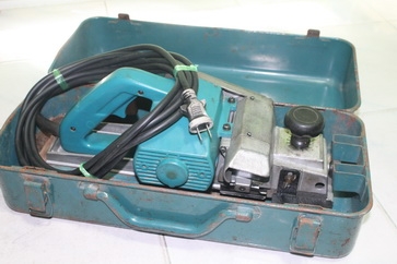 กบไฟฟ้ายี่ห้อ makita รุ่น 1600 ขนาด3นิ้ว มาพร้อมกล่องเก็บเครื่องมือเรียบร้อย