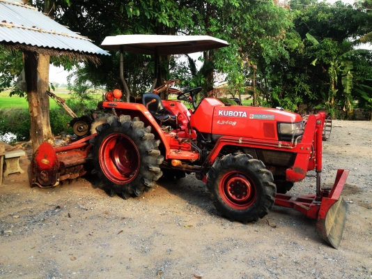 ขายด่วนรถไถคูโบต้าL3408พร้อมใบมีดดันดินหน้าและโลเตอร์ลี่รถสภาพสวยพร้อมใช้สนใจติดต่อ081-9136451