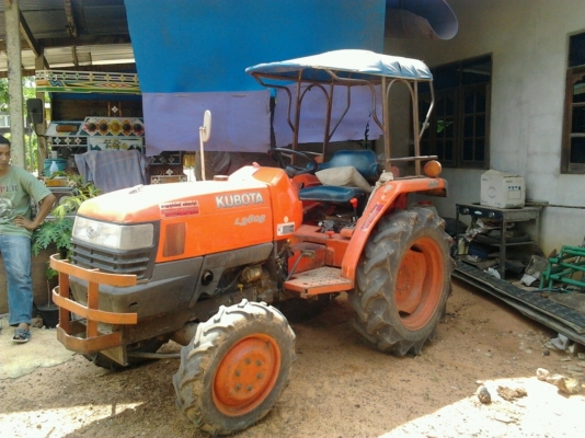 KUBOTA L2808 - 2 เพลา เอกสารเล่มทะเบียนครบ ใช้งาน 3,658 ชม. อุปกรณ์ มีผานพรวนดิน 5 ผานยกร่อง สภาพดีพร้อมใช้งานได้เลยไม่มีปัญหา ระบบไฮดรอลิกส์ไม่มีแตกไม่มีรั่วซึ่ม ช่วงล่างดี ยางหน้ายางหลังสภาพ 70\% พร้อมลุยงานได้เลย ราคาต่อรองได้นะครับ