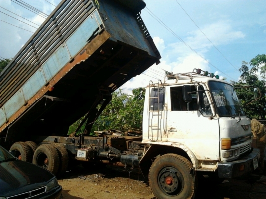 HINO F17 - 168 HP EH700 สิบล้อดั๊มพ์ 2 เพลา กระบะดั๊มพ์ 12 ตันคอกไม้สวยพื้นกับฝาข้างไม่มีผุกร่อนสีสันดี มีสโลว์พร้อมใช้งาน เครื่องแน่นแรงดี ภายในเก๋งคอนโซลอยู่ครบทุกส่วน พวงมาลัยเพาเวอร์ ช่วงล่างคัชซีสวยไม่มีบวม ยางสภาพดี 10 เส้นประมาณ 70\% พร้อมบรรทุกพร้อ