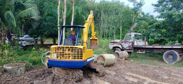 มี VDO ให้ชม.KOMATSU PC30-6 ช่วงล่างใหม่หมด แทรคยาง บุ้งกี๋ใหม่ มีระบบสปีดตัวเดิน มีที่ปรับมือคอลโทร