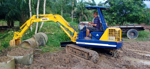มี VDO ให้ชม.KOMATSU PC30-6 ช่วงล่างใหม่หมด แทรคยาง บุ้งกี๋ใหม่ มีระบบสปีดตัวเดิน มีที่ปรับมือคอลโทร