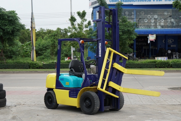 งาหมุน Komatsu FD25W-12 ยก2.5ตัน เสาสูง4เมตร เครื่องยนต์ดีเซล