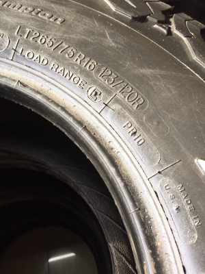 ขายยาง BF Goodrich KO2 265/75R16 ปี18 (ผ้าใบ10ชั้น) - MADE IN U.S.A. - ติดหนวดทุกเส้น ใช้งานไม่ถึง10