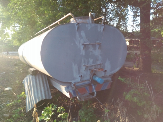 แทรนเลอร์พร้อมแท้งน้ำขนาดใหญ่พร้อมใช้งาน