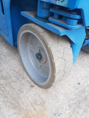 ขายถูก GENIE GS2632 สูง 8m จากญี่ปุ่น แบตเตอรี่ ยาง เปลี่ยนใหม่ พร้อมใช้ครับ 092-929-9942 ธีรเทพ