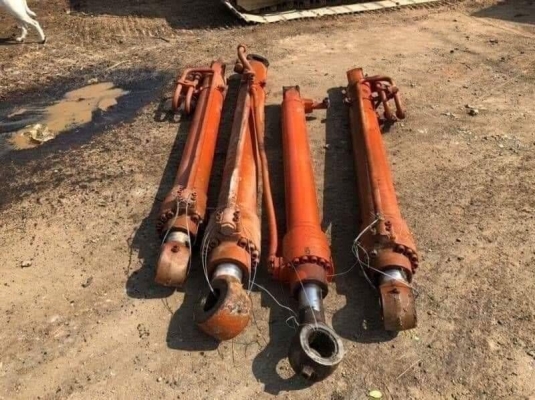 ขาย(กระบอก บูม อาร์ม บุ้งกี๋)  65,000 บาท HITACHI EX200-3 SUPER  รถอยู่  นครปฐม โทร 0610710295  สนใจ รายการสินค้า อื่นๆ ที่ เว็ปไชค์ Truck2Hand https://www.truck2hand.com/index.php?actions=content/search&amp;member_id=136193  Facebook ส่วนตัวทัก Http://ww