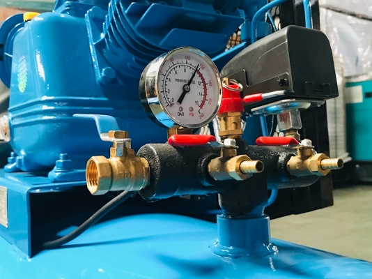 MZB ปั้มลมใหม่ขนาด300ลิตร ไฟ380v. 50hz. ขนาดมอเตอร์ 7.5แรงม้า ขนาดหัวลูกสูบ80mm. สามหัวสูบ อัดลมที่10บาร์ ถังขนาด300ลิตร ของใหม่นำเข้า คุณภาพเยี่ยม