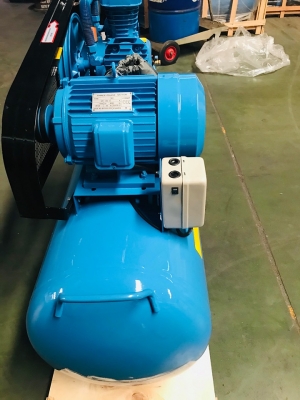 MZB ปั้มลมใหม่ขนาด300ลิตร ไฟ380v. 50hz. ขนาดมอเตอร์ 7.5แรงม้า ขนาดหัวลูกสูบ80mm. สามหัวสูบ อัดลมที่10บาร์ ถังขนาด300ลิตร ของใหม่นำเข้า คุณภาพเยี่ยม