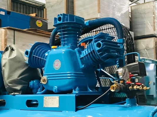 MZB ปั้มลมใหม่ขนาด300ลิตร ไฟ380v. 50hz. ขนาดมอเตอร์ 7.5แรงม้า ขนาดหัวลูกสูบ80mm. สามหัวสูบ อัดลมที่10บาร์ ถังขนาด300ลิตร ของใหม่นำเข้า คุณภาพเยี่ยม