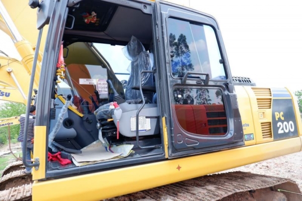 KOMATSU PC 200-8