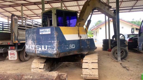 ขายKOMATSU PC60-5 มีหัวคีป บุ้งกี๋ แอร์พร้อมไม่มีเล่มทะเบียนราคา 500,000 ต่อรอง