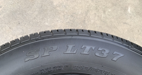 ยางป้ายแดง 215-65-16 Dunlop ปี 19 สวยกริ๊บ เส้นสีชัดทุกเส้น ยางป้ายแดง 215-65-16 Dunlop ปี 19 สวยกริ๊บ เส้นสีชัดทุกเส้น
