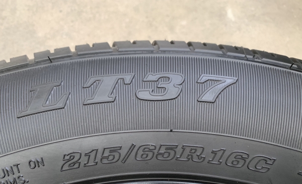 ยางป้ายแดง 215-65-16 Dunlop ปี 19 สวยกริ๊บ เส้นสีชัดทุกเส้น ยางป้ายแดง 215-65-16 Dunlop ปี 19 สวยกริ๊บ เส้นสีชัดทุกเส้น