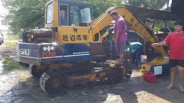 ขายด่วน KOMATSU PC60 -5 สภาพสวย พร้อมใช้งาน เครื่องปั้มดี เยี่ยม  โซ่ช่วงล่างสวย สนใจสอบถามดูรถได้ ที่ 093 0764943 Kตั้ม