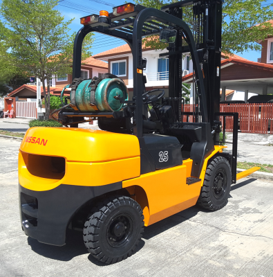 สวยๆอีกคันขนาด 2.5 ตันเสายกสูง 4 เมตรงาสไลน์ซ้าย-ขวา เครื่องนิสสันK25 เกียร์ออโต้ ราคาเบาๆ สนใจ 0813535948