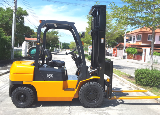 สวยๆอีกคันขนาด 2.5 ตันเสายกสูง 4 เมตรงาสไลน์ซ้าย-ขวา เครื่องนิสสันK25 เกียร์ออโต้ ราคาเบาๆ สนใจ 0813535948