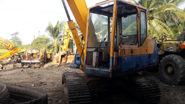 ขายรถขุดKOMATSU PC60-6 เครื่องยนต์KOMATSU -4D95L จำนวน 4 สูบ, คอนโทรลน้ำมัน, ปั๊มนิ้ว, แทรคเหล็ก, มีใบมีดดัน, สินค้าเดิมๆเก่านอก, ขายตามสภาพ, เครื่องดี, ปั๊มดี, ระบบใช้งานได้