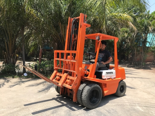 ขายFORKLIFT TOYOTA FD25(2.5ตัน)งากระดก(ล้อหน้าคู่) เสา3.5เมตร สวยเดิมจากญี่ปุ่น ยังไม่เคยใช้ในไทย 235,000เท่านั้น!!