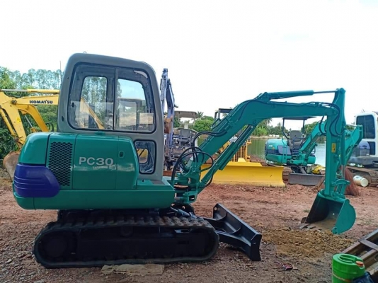 ขาย KOMATSU PC30-7. เก่านอกแท้  สภาพสวย มีลายแย๊ก เครื่องปั๊มแห้ง  ใช้ โทร 089-3818694 จ๊อย